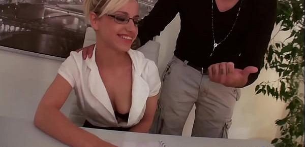  Britney, secrétaire sexy, baisée pour son entretien d&039;embauche